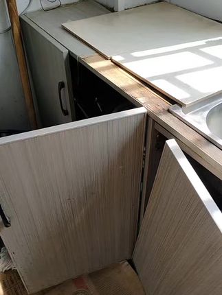 304不锈钢加宽加厚厨房免安装橱柜,灶台水池一体柜,厨房收纳厨房柜,台面是304不锈钢材质的,橱柜是实木的,适合每个家庭厨房去安装