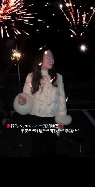 1991年属羊的我今年已经35岁了。老辈人常说,属羊的命多坎坷,坎多、关多,不死也脱层皮,活到这岁数,我是真真切切体会到了。站在这个不上不下、不三不四的年纪,却没活成35岁该有的城府与圆滑。
还是性子直、心太软,别人一暖就热,一冷就寒,说话不会拐弯抹角,吃了数不清的亏,却依旧学不会记仇、学不会伪装。自己早已不是十几岁的少年。一晃三十好几,再过几年,就要奔四了,我的青春,好像就这样悄悄结束了。小时候总以为,长大就能解决所有问题,后来才懂,长大本身,就是所有问题的开始。人生哪有什么两全之策,短短百年,不过是教人学会取舍。手持烟火以谋生,且行且忘、且随风,且慢、且看、且随心。#