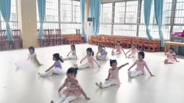 #舞蹈课堂随拍 大姐这四肢主打一个
全程带薪摸鱼😂
咋最后躺下的动作倒是跟上了🤣