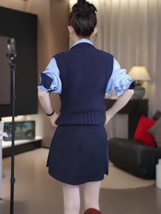 2025早秋新款针织背心马甲学院风休闲条纹衬衫:/ 百搭舒适裙裤套装女#早秋新款 #针织背心 #学院风 #条纹衬衫 #裙裤套装