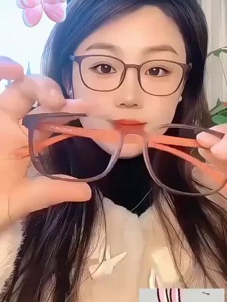 这个老花镜是真的怎么压都不容易断,因为用了科技材料,弹性很大,真的是不容易断裂或者变形的#眼镜 #防蓝光老花镜 #爱眼护眼 #老花镜@DOU+小助手 #老花镜