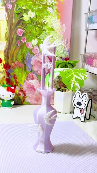 宝们一起拆这款国风拼豆笔💜
温柔绸缎质感的淡紫色,温柔又高级~
装上精致小配件,搭配收纳瓶,再点缀上白色飞燕,灵动又有诗意,氛围感直接拉满✨
笔身轻巧,穿豆、下豆都超丝滑,练一会儿就能轻松上手,对新手宝友好~
用完直接放回收纳,光是摆在那就美哉美哉🌿
#我的拼豆日记 #我在抖音玩拼豆 #拼豆 #拼豆笔 #拼豆豆手工