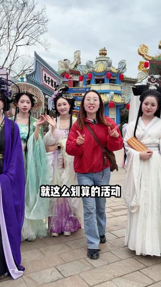 家人们,单人仅需一百多,就可以在都江堰新开的梦回青城演艺小镇畅玩一整天,各种各样互动活动轮番上演,两大实景秀+四大主题巡游+百余场氛围演出,三多场游玩项目,真的太好玩啦#四川首个沉浸式演艺小镇开园#四川首部大型马战实景秀上演#亲子游玩好去处 #遛娃好去处 #春假