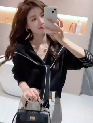 #上热门 姐妹们,这套真的太适合秋天了!V领针织衫叠穿拼接坎肩,再搭配阔腿牛仔裤,一整个休闲时尚又减龄。宽松版型遮肉显瘦,上身给人一种随便穿都好看的大美女气质。#穿出高级感 #时髦穿搭 #减龄显瘦穿搭 #显瘦搭配 @DOU+小助手 @DOU+上热门