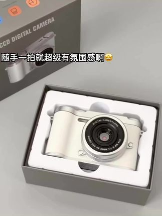 出门游玩一定要带上这个小巧轻便的相机,它拥有前后双摄设计,拍照超清晰,还自带补光灯,光线暗也不怕,无论是自拍还是风景,都能轻松拍下,让你不错过任何美景。#ccd #ccd推荐 #记录校园生活
