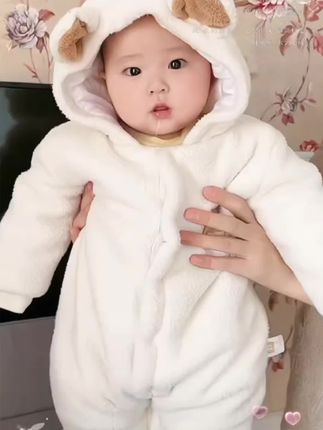 我婆婆太会买了,给宝宝买了,这种包角一体是连体外出服出门,再也不怕宝宝小脚着凉,奶萌奶萌的好可爱#包脚棉衣#包脚连体衣#婴幼儿服饰 #萌娃穿搭 #秋冬必备 @抖加上热门 @抖音🔥上热门 @抖音创作小助手