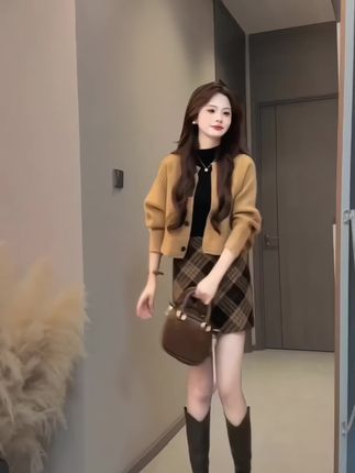 #秋冬穿搭新鲜感在线 #晒晒我的秋日穿搭 #秋季日常实用穿搭思路分享 #小个子秋冬穿搭#秋季彩色系穿搭测评