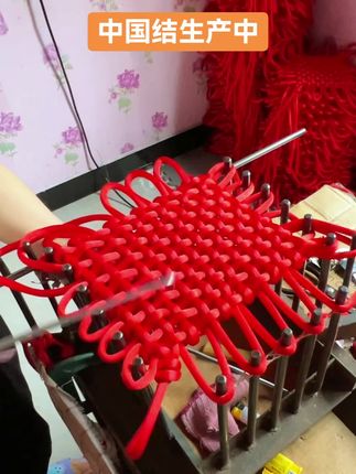 传统手工艺品中国结生产中#中国结编织 #手工编织中国结