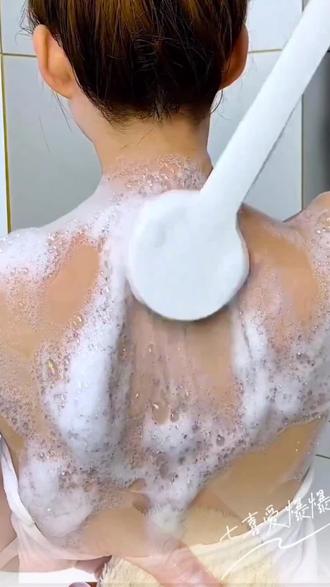 谁懂后背搓不着的痛!41cm的长柄洗澡刷,轻松解决后背搓泥烦恼,再也不蹭墙搓背了#洗澡刷 #搓泥神器推荐 #搓背神器 #好物推荐🔥#长柄洗澡刷