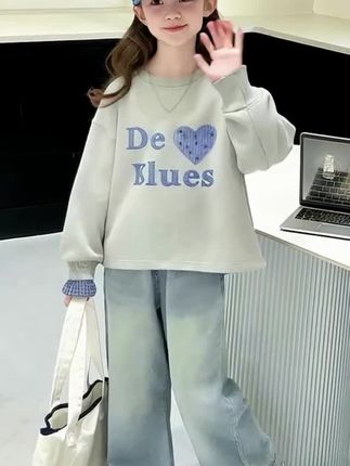 这套女童春秋新款卫衣套装太可爱了!穿上它家的小姑娘秒变时尚小达人,整套搭配起来非常时髦,而且舒服,孩子穿着就不想脱下来。快给你家宝贝安排一套吧!#潮童穿搭 #高品质童装 #生女儿就要这样穿 #潮酷穿搭 #女儿穿搭 @DOU+上热门 @巨量千川 @DOU+小助手 @DOU+流量 @抖加🔥上热门🔥dou+🔥热点宝