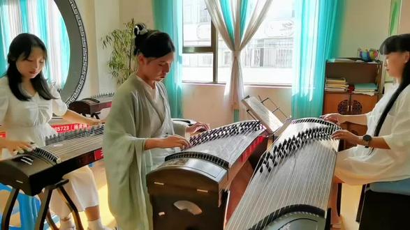 《汉江韵》河南筝曲的主要代表作之一
右手的快速托劈和左手的按滑颤揉相互协调配合从而体现出河南地方戏曲的韵味~#汉江韵#古筝#十级考级曲目