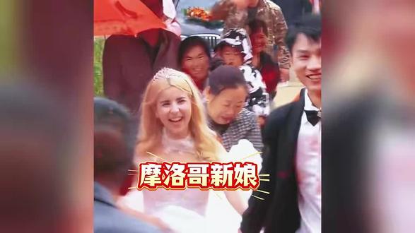 相处中默契天成,一个眼神便懂彼此千言万语。悠悠岁月里,携手共筑温馨喜乐的烟火人生。
#火爆全网的婚礼