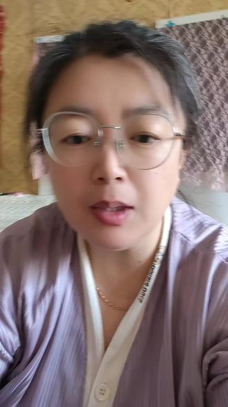 水杯里被人放了一只蜗牛 现在的小孩怎么这么坏,庆幸孩子没有事,如果出事了这个责任谁来承担!#校园安全 #坏小孩