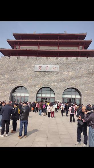 云梦山人山人海,现在景区限流进不去。