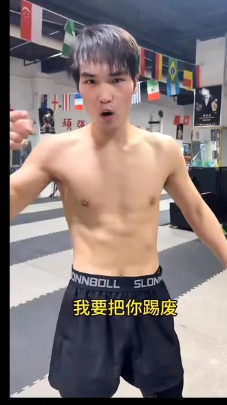 刘梦阳TKO达万猜,踢断胫骨创造新的辉煌战绩#刘梦阳vs达万猜 #泰拳 #搏击 #KO