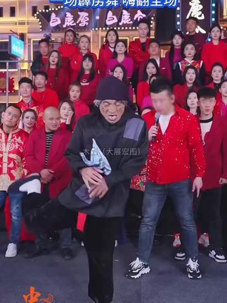 山东疯婆婆挑战大舞台,一场霹雳舞燃爆全场#木森大舞台 #一只鱼 #人气爆棚#内裤 #木森大舞台有才你就来