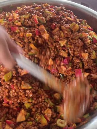 家乡手工草捂臭豆酱,地地道道小时候妈妈萝卜酱豆,妈妈萝卜酱豆没有防腐剂,添加剂的,全是自然发酵,没有如果科技混合,南方北方都爱吃,我们家酱豆支持全国包邮,老乡赶紧来下单吧!#家乡特色 #真材实料出好味道 #下饭菜 #酱豆子 @DOU+小助手