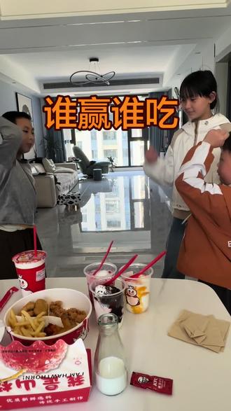 吃零食游戏大战#我的世界很小却被你们装满 #这家庭氛围太欢乐了 #石头剪刀布 #记录真实生活