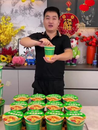 小鸡炖蘑菇面,一口下去全是家的味道!🍜暖心又暖胃,速食也能吃出幸福感~ #小鸡炖蘑菇面 #速食美味