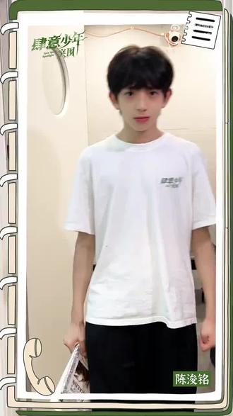 肆意视频日记 找遍全网都没找到你这条日记,那就我下载发布吧。浚铭在你出道之后,你会不会记得25年7月突围的时候因为饿抢左奇函饼干吃的趣事呢?这个时候你好小,连175都没有,可是现在你已经长到一米八了。#陈浚铭 #肆意少年 #突围 #养成系 #tf家族四代