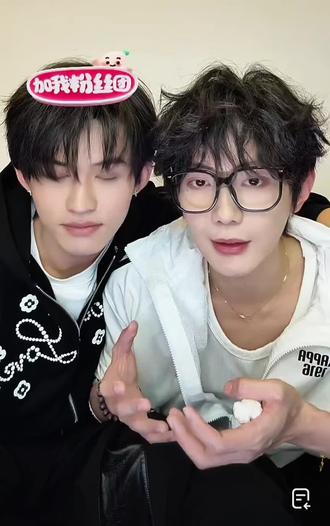 郝老师每次对人物的了解的都好有道理,中间他俩差点亲上了,然后两人开始笑,嘉辉的表情很耐人寻味(* ̄3 ̄)╭♡#直播#郝熠然 #云旗yunqi