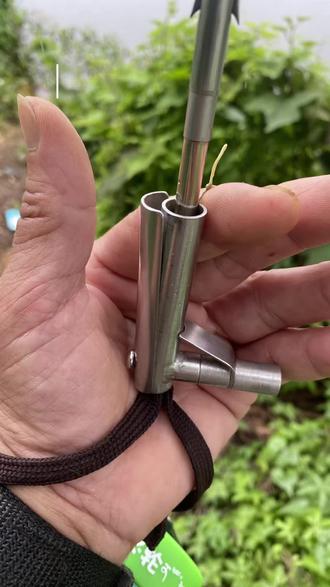 只要前后手推拉拿捏撒放姿势正确,皮筋的拉力及长短等配合恰当,不管你手捏也好,用撒放器也好,摆尾炸水的现象可以立马大幅度降低。#弹弓 #直插式鱼镖专用撒放器 #钓鱼 #鱼镖