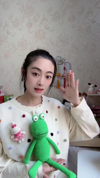 波西的好朋友姗姗来迟了,小青蛙完整版教程已上线,且勾且珍惜。热情够高50。我们更新皮普详细教程。#我要上热门🔥 #钩织教程#织女 #创意礼物 #毛线钩织