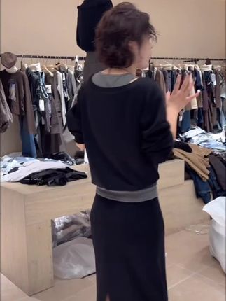 韩系女装设计感黑色假两件斜肩上衣半身长裙宽松显瘦春秋气质套装#高级感穿搭 #显高显瘦 #韩系穿搭 #显瘦搭配 #显瘦遮肉