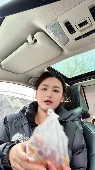 小红帽现在不用排队了!来吉林,我请你吃糯叽叽的红豆饼! 😎#白敬亭同款红豆饼#小红帽#抖音玩法合伙人计划 #市场里的美食#吉林市红豆饼