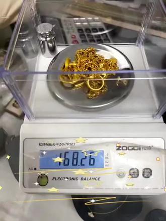 现在黄金多少钱一克2026.2.1.今日黄金回收价1135一克这个价格远高于当前大盘金价(约1095元/克)和同行正常回收价(1090左右)。他们通常会这样解释高报价:“金店卖1300多,我收1135很正常!”·我们是上游源头,能二次加工销售,不是二道贩子!”“还能上门回收,非常方便!”请注意!如果你相信了这些话,等真正交易时,情况就变了:·他们会找各种理由压价:折日费、称重误差、成色不足...甚至可能当场熔掉你的黄金,然后以“纯度不够”为由大幅打折!为什么?因为他们报的“1135根本不可能成交!这个价格远高于大盘价,真按这个收必亏本。所谓的“源头回收””、“二次销售”往往只是噱头。所以,当您问我今日回收价时:我报1090(接近大盘价),您可能会疑惑:“别人报1135呢?”一这正是我想提醒大家的!记住这个核心原则:任何声称长期、稳定高于实时大盘金价回收黄金的,基本都是套路!务必擦亮眼睛,谨防上当。#黄金回收多少一克#今日金价 #今日黄金价是多少钱一克#上门回收金#黄金今日价格