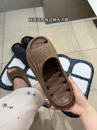 夏天浴室洗澡可太需要这种能漏水的拖鞋了!边洗澡边排水,再也不会踩的满屋子都是水印,镂空的设计,天热穿透气不闷脚!#浴室拖鞋漏水防滑 #拖鞋 #凉拖 #浴室拖鞋 #上脚舒适