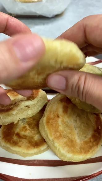 #跟着抖音做美食 #抖音美食创作者 #中式面点 小酥饼嘎嘎成功,好吃 #酥饼 #椰蓉酥饼