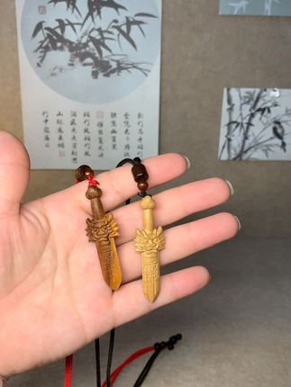 手工雕刻老桃树木头剑 #桃木剑 #桃木挂件 #纯手工雕刻 #桃木