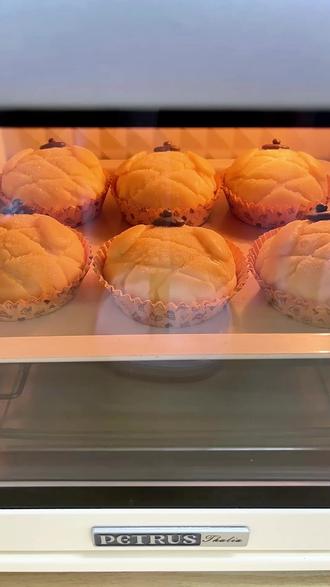 布丁狗🥯提拉米苏菠萝包|面包跟冰淇淋好搭啊
之前在绿茶餐厅就特别喜欢吃面包诱惑,面包跟冰淇淋真的好搭,提拉米苏芝士是冷冻过的,刚好还原这种口感,再弄个布丁狗造型,情绪价值和口味价值双双拉满!
🌈食材
【提拉米苏芝士】
蛋黄3个
马斯卡彭200g
奶油180ml
砂糖18g
表面撒可可粉
【原味菠萝包】
高筋面粉200g
奶粉10g
白砂糖18g
干酵母3g或鲜酵母9g
全蛋液35g
冰牛奶110g左右
揉出厚膜后加:
黄油20g
盐2.5g
(一发至2倍大,28度约1h)
(二发:35度,30-40分钟,约1.5-2倍大)
【酥皮】
软化黄油60g
糖粉50g
常温蛋液25g
低筋面粉100g
奶粉20g
/酥皮分出50g做帽子和耳朵/
耳朵3g*12个
帽子2g*6个
烤之前刷蛋清贴上去
⏰烤箱
【中下层,上下火180度,20分钟】
过程可以盖锡纸防上色
晾凉后用融化的巧克力画表情
#治愈系美食 #菠萝包#布丁狗 #提拉米苏