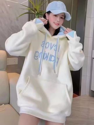 这款奶白色连帽长袖卫衣 🤍奶白色连帽卫衣太戳少女心了!蓝白撞色设计清新又吸睛,加绒面料保暖又舒服,搭配同色系棒球帽,甜酷风拉满,秋冬这么穿谁能不爱~#宽松版型 #今年最流行穿搭 #宽松显瘦 #卫衣搭配