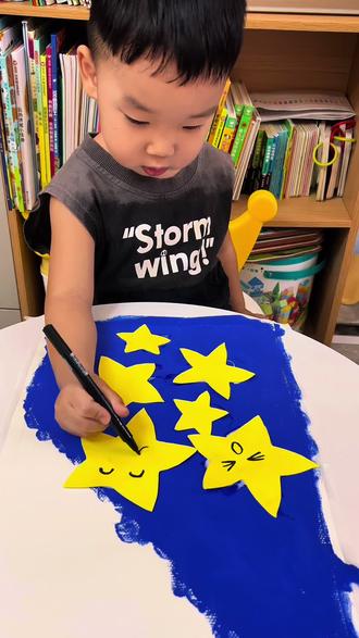 2岁+创意美术|简单几步就可以画出星星⭐️快来一起带宝贝抓星星吧~
步骤:
1.涂颜色
2.剪下来粘好
3.做一些装饰
#创意美术 #亲子手工 #一起学画画 #简单易学#跟着抖音学画画