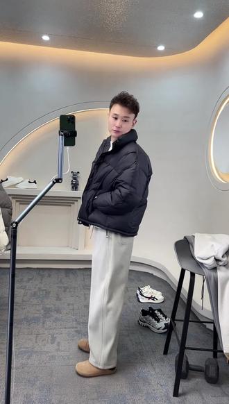 提前练练过年回老家的雷霆站姿,双手一定要插兜而且不掏烟。