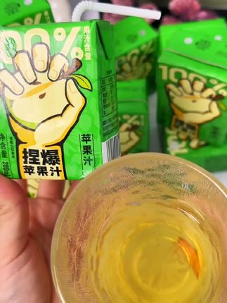 我也不想买啊,可是它真的太好喝了。就是这个哪吒家新出的苹果汁,一口下去就像咬了一口甜甜的苹果一样,特别清爽甘甜,而且它是百分之百的原果汁,没有加糖,也没有防腐剂,夏天喝一定要冰镇一下,或者加点冰块,那叫一个爽啊,家里有老人小孩的都可以放心囤。#饮品推荐 #好喝不贵 #苹果汁