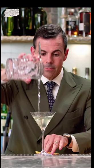 马天尼的魅力,从来不是“好喝”两个字能概括的。
它像一段对白,干净、利落、没有废话。
杜松子的香气是开场,
干味美思是转折,
几滴苦精是情绪,
而柠檬皮,是最后那句没说出口的话。
一杯下去,你会明白:
有些故事,不需要讲,只要喝。#珠海调酒培训 #鸡尾酒教学 #酒吧创业 #调酒师就业 #学调酒