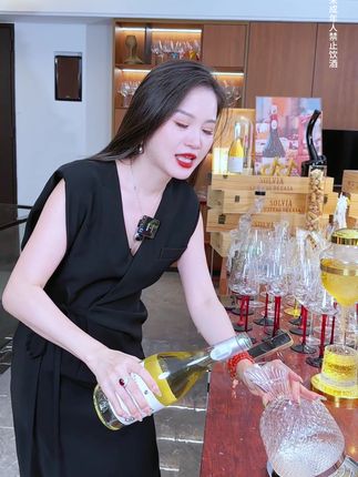 喝白葡萄酒一定一定要冰,冰凉清爽酸甜的口感太爱了#佰威尔坡地白月光 #清爽一夏 #女性创业 #老板娘日常