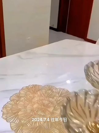 家里用这果盘招待客人,太有面了。可三百六十度旋转五个果盘,下层四个装各种干果,中间c位放大水果,很漂亮吧。底部防滑,摆放稳固,可旋转,客人拿取也方便,真的高级美观又实用哦。