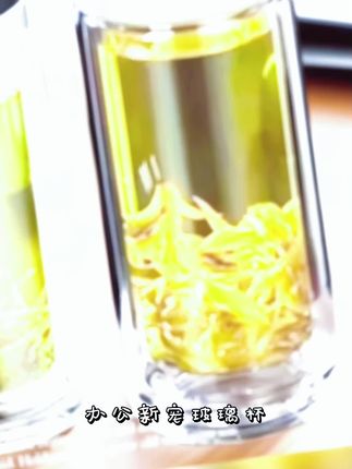 各位爱茶的朋友,这款双层玻璃一键开杯千万别放过!只需指尖轻按,杯盖就能快速开启,不管是早晚通勤赶路人,还是办公室忙里偷闲时,随时都能抿上一口清冽茶汤,解腻又舒心。   杯身自带独立的茶隔内胆设计,茶水分离轻松实现,喝到嘴里的每一口都是纯净茶汤,再也不用烦恼茶渣硌牙;双层高硼硅玻璃材质,锁温效果超给力,热茶水放半天还是温热的,夏天装冰茶也能长时间保持冰凉口感。   自己日常用,每天喝茶都有好体验;送给身边爱喝茶的家人、朋友当礼物,贴心又实用,拿得出手还不踩雷。想把它带回家?点击下方链接就能直接下单,喜欢就别犹豫,早买早享受!#好物推荐🔥 #茶水分离杯 #携带方便 #杯子 #高端大气