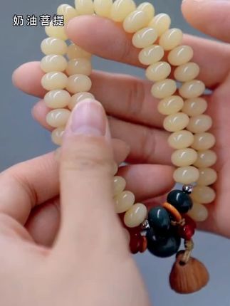 菩提手链,寓意很好,奶油色显白,气质温婉,喜欢盘玩手串的可以安排啦! #文玩手串 #菩提手串 #双圈手串 #饰品搭配