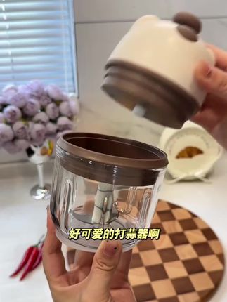 颜值超高的电动搅蒜器,用它打个蒜泥做个蘸料,给宝宝做辅食都很方便! #绞肉机家用#电动捣蒜器 #电动辅食机 @DOU+小助手