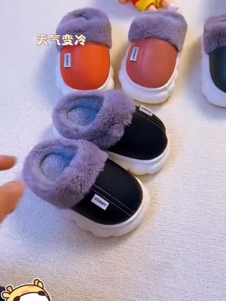 冬天一定要给孩子安排这双防水加厚软底棉鞋,它是这种皮质的鞋面,很好打理,脏了用湿巾擦一下就干净了。还是这种加绒加厚的,非常暖和,鞋底也是做的防滑大底,孩子穿着走路很稳当。#好物推荐🔥 #童鞋好物推荐 #冬天必备款