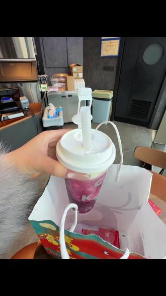 明天你们都去喝瑞幸新品雪酪芝士葡萄呀!真的好好喝!#一杯酒拿捏citydrink #贪个小杯chill一下 #吃喝玩乐 #奶茶 #瑞幸咖啡