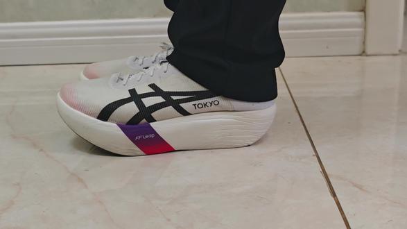 亚瑟士 ray 跑鞋