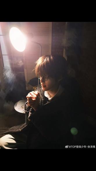 我爱上过一个男孩二十二次。
第一次,看见他小小一个身影却能在舞台上展示自己的魅力
第二次,了解他一个人从哈尔滨辗转重庆无数次只为了完成梦想
第三次,看到他在那么小的年纪高烧登台,不哭不闹高质量完成舞台
第四次,看到你十岁时在音乐大师课忆苦思甜吃红军吃的饭,没有嫌弃反而越吃越大口
第五次,因为快递被偷害的他被私生堵门骂15分钟他却发微博来安慰粉丝
第六次,在当年不转不是三楼人的压力下他的舞台表现却一次比一次好
第七次,每年新年都雷打不动的日更,特意去打卡离他家很远的粉丝做的应援
第八次,在你一次次拍的月亮里,出门找了十多分钟就为了拍到月亮 这也是我们之间的暗号
第九次,巨大压力连轴转的演唱会下你又一次高烧不退,一个人担心传染别人,窝在小小的杂物间
第十次,向来不喜欢在镜头面前哭的你,第一次哭是因为被粉丝的爱意感动
第十一次,即使面对巨大的anti声你也不会害怕不会失态
第十二次,在异国他乡的出道战上毅然决然喊出了唯粉的名字,我们都是永不独行的
第十三次,你拥有很强的解决问题的能力,在任何情况下都是你先想出解决问题的方法
第十四次,游戏王,任何游戏脑子都能转的很快
第十五次,你很爱惜自己的小物件就算是一根接线你也不会随便把它扔到地上
第十六次,应该是在你一次次的成为开心果的时候,在大家不开心的时候你会尽你所能让大家开心
第十七次,在你大大方方的时候,没有男人病也非常懂得为自己争取,我爱你的争强好胜
第十八次,在我发现你的各个领域都在不断进步,你的舞蹈已经很好,你还学会了架子鼓木吉他,原本就会的电吉他也越来越厉害
第十九次,在你18岁的年纪却能演唱格莱美的歌曲演唱的很好
第二十次,在你一起跟爸爸双人合唱给妈妈惊喜的时候,亲情是让你安心的东西
第二十一次,是你不断尝试新的自我我爱你的不断进步
第二十二次,是发现你温柔的对待所有人,不管上位圈下位圈你不会因为番位就看不起别人也不会依附别人,跟所有人都玩的很好。
第二十三次,是你害羞的说爱我们。#张泽禹 #情感 #暗恋