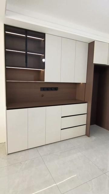 暖白+胡桃木色中古风全屋定制安全落地,不喜欢意式的冰冷感,喜欢这种温馨耐看木色的,可以抄起来啦#装修避坑 #橱柜衣柜 #柜子设计 #柜子颜色搭配 #装修日记vlog