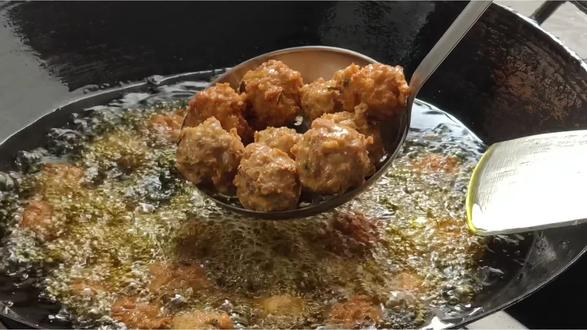 腊月二十六,家家户户炸圆子,过年仪式感满满#炸圆子过年的味道 #金角银边#安庆城市主理人招募